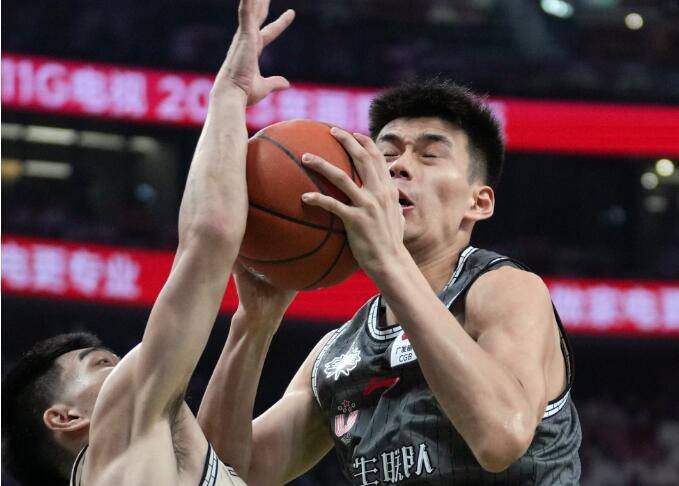 ”前瞻NBA常规赛前瞻：休斯顿火箭VS印第安纳步行者火箭上一场比赛在客场以106-104险胜鹈鹕，球队在经历一波连败之后，近况有所回暖，拿下2连胜，与鹈鹕的比赛中，阿尔佩伦-申京出战38分钟，砍下37分11篮板6助攻1抢断1盖帽，带领球队取胜，贾巴里-史密斯二世也有26分11篮板的两双数据进账，其他球员虽然只有弗雷德-范弗利特上双，但全队10人上场全都有得分进账；本场比赛火箭是主场作战，球队本赛季在主场的战斗力非常强劲，目前主战14场比赛取得12场胜利。